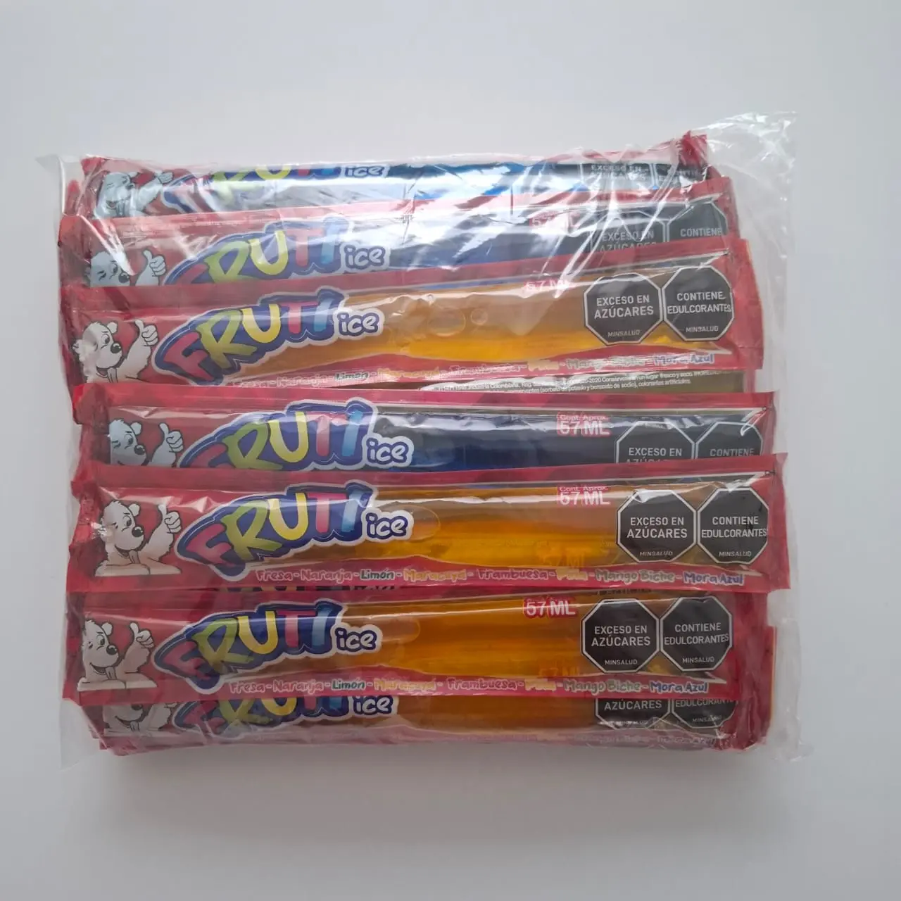 Fruti Ice sabor limón escarchado con gotas de condensación, textura de hielo brillante y colores vibrantes de fruta fresca