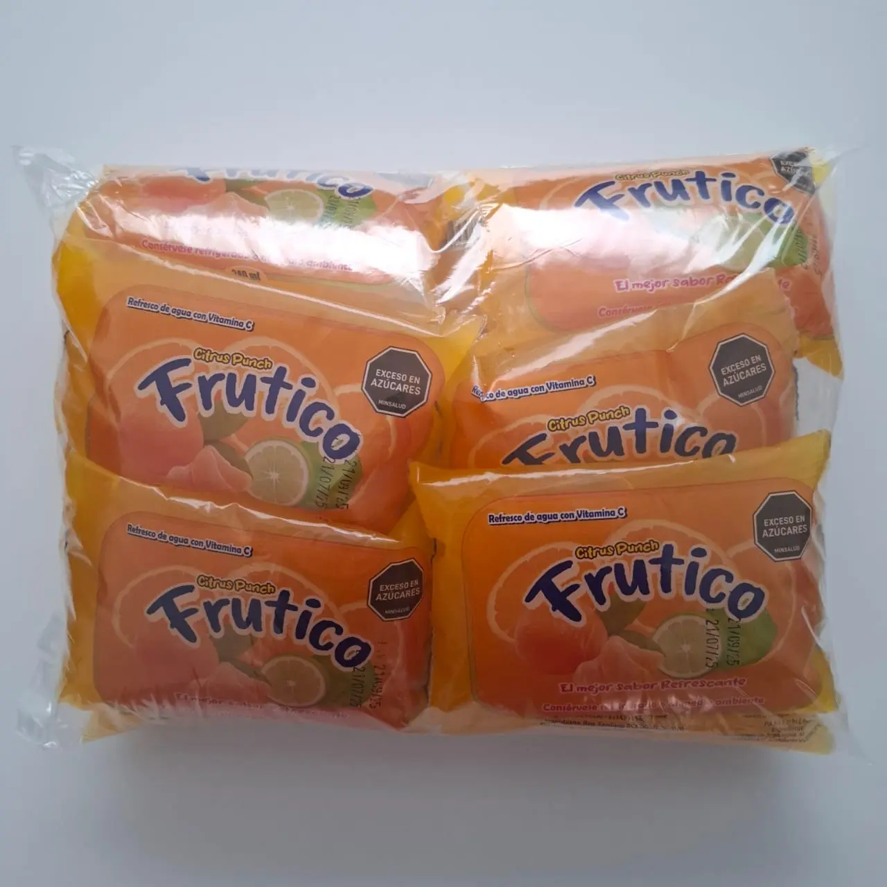 Frutico sabor maracuyá escarchado con gotas de condensación, textura de hielo brillante y colores vibrantes de fruta fresca