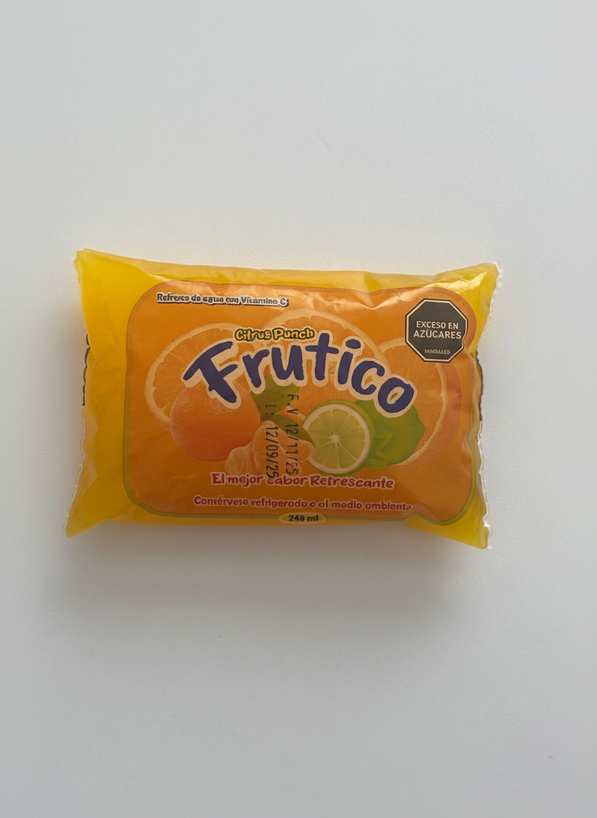 Frutico sabor mora escarchado con gotas de condensación, textura de hielo brillante y colores vibrantes de fruta fresca